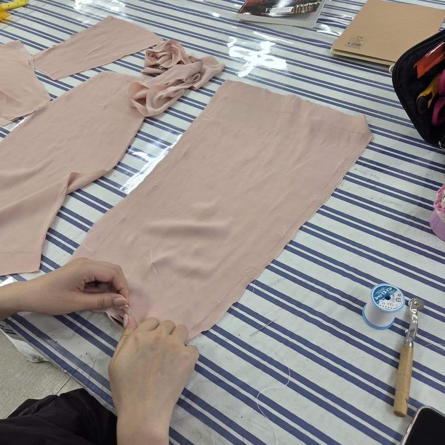 재단한 원단 맞춰 놓기